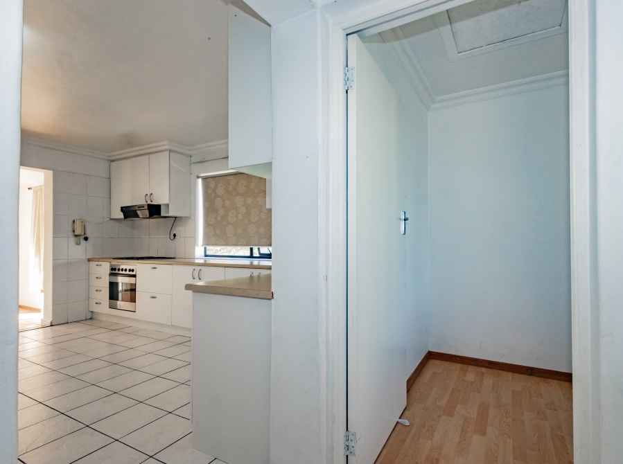 To Let 1 Bedroom Property for Rent in Loevenstein Western Cape